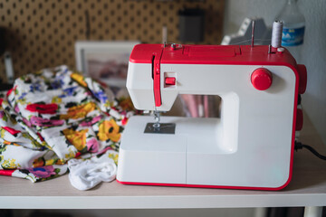 Escena tipica hogareña arreglando con costura una prenda de vestir