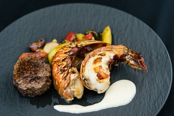 Surf and Turf mit Rinderfiletsteak und Langustenschwänzen