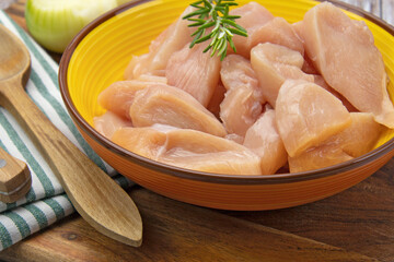 morceaux de poulet cru dans un plat