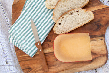vieux fromage de brebis des Pays-bas sur une planche à découper