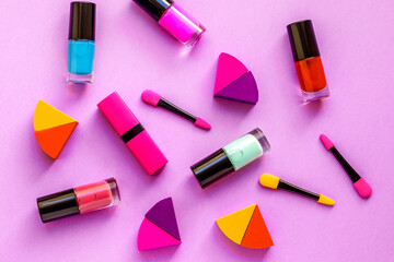 Obraz premium concept cosmetic set on purple background top view