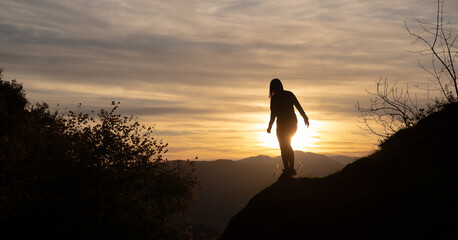 silueta de chica al atardecer