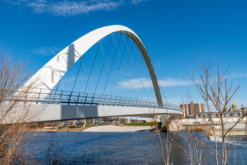 Obraz premium Iowa Des Moines Downtown Women's Achievement Bridge