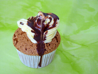 Ein Schokomuffin mit Creme.