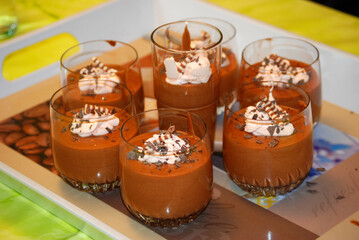 Sieben Gläser mit Schokocreme.