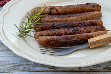 saucisses chipolatas grillées dans une assiette