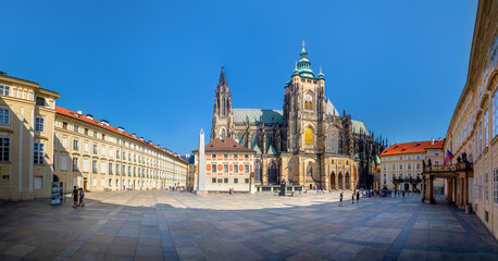 Fototapeta na wymiar St. Vitus Cathedral in the castle courtyard, Prague, Czech republic