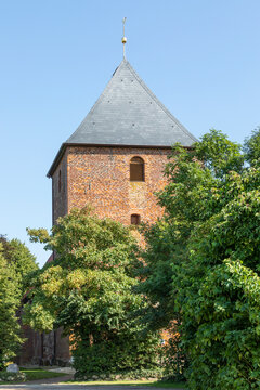 Kirchturm der Dorfkirche von Grube in Schleswig-Holstein