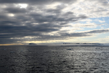 Obraz premium Arctic landscape in summer time. Franz Jozef Land archipelago. Flora cape, Gukera island.