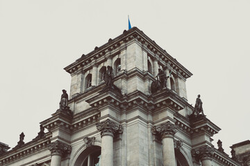 Isola dei musei a Berlino + vista sul parlamento con bandiera della Germania. Architettura in stile romano.