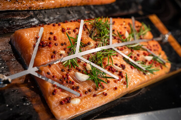 Vorbereitung von Flammlachs für den Grill.