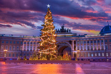 Saint Petersburg winter. Russia christmas. Arc de Triomphe sunset. Palace Square in winter evening....