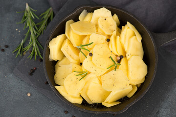 Potatoes in a pan with rosmarine, pepper and olive oil