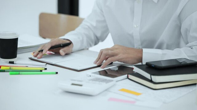 Startup business discussing in the office. business people working together.&nbsp;Startup Meeting Ideas communication concept
