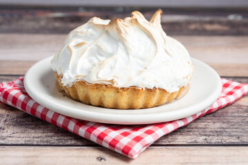 porcion de postre lemon pie
