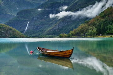 Naklejka na ściany i meble Ruderboot liegt am Ufer im Fjord, Norwegen