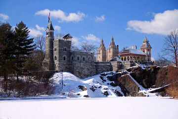 Obraz premium Iconic Belvedere castle over the frozen lake in Central Park