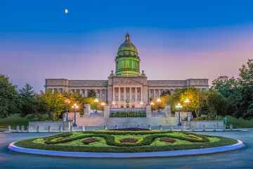 Illuminated Kentucky State Capitol with Green lit dome. - obrazy, fototapety, plakaty