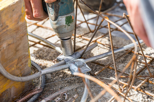 Baustelle mit Bauarbeiter - Nahaufnahme