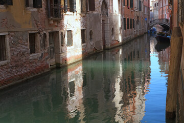 Fototapeta na wymiar walking in the canals of Venice