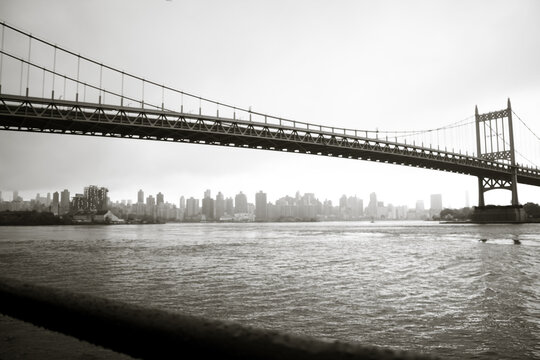 Grayscale shot of the Triborough Bridge over the East River in Astoria Park, Queens, New York, USA