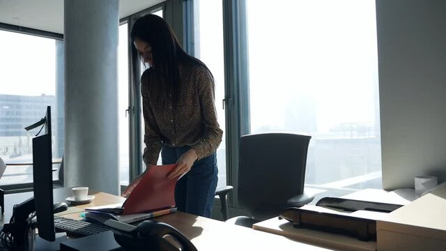 A young woman sneaks into the office and searches documents. Special agent, spy, spy, important documents