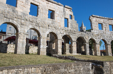 L'amphithéâtre de Pula ou colisée de Pula, est un amphithéâtre romain bien conservé, situé à Pula, en Istrie en Croatie.