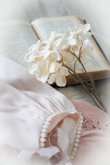 Buch mit Blume 