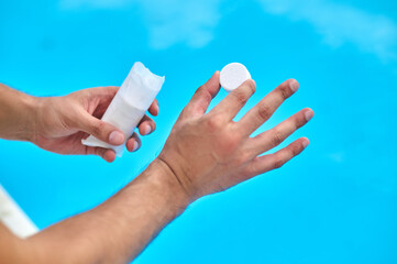 Preparation for swimming pool disinfection with chlorine tablets