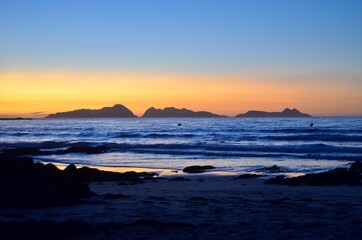 Puesta de sol con islas al fondo 