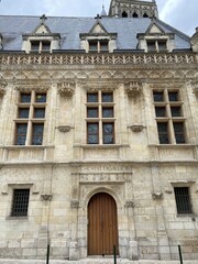 Fototapeta na wymiar Bâtiment en pierre dans Orléans 