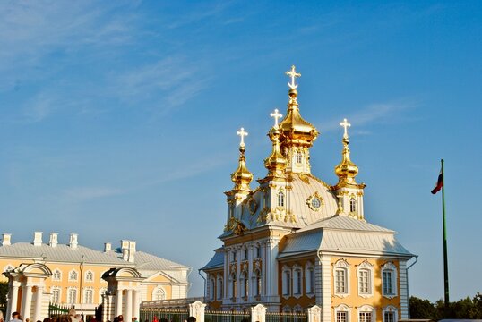 Petergof, Saint Petersburg, Russia: The Peterhof Palace Russian Orthodox chapel. It was once used as a royal chapel and is now the Royal Church Museum. Golden onion domes and Russian flag. 
