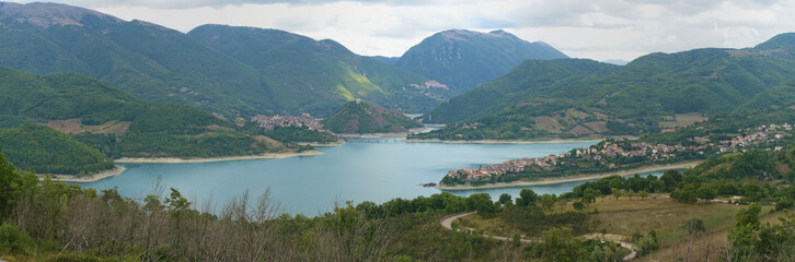 Fototapeta na wymiar Panoramic view of Lake Turano in central Italy 