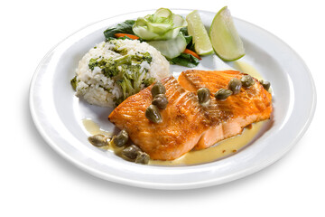 Filé de peixe salmão com molho de alcaparras, arroz e salada, no prato em fundo branco para recorte.