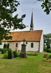 Fototapeta na wymiar Kirche in Ulsnis an der Schlei