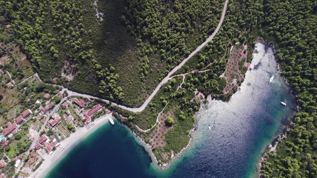 Belebte K&uuml;stenlinie auf der Insel in Griechenland