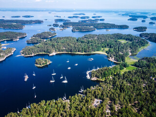 Hoge hoekmening van boten in zee in de archipel van Stockholm