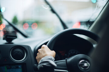 雨の中を運転する女性
