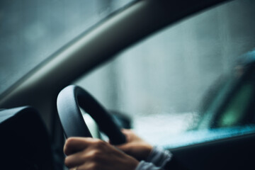 車の運転をする女性の手元