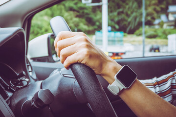 車の運転をする女性の手元
