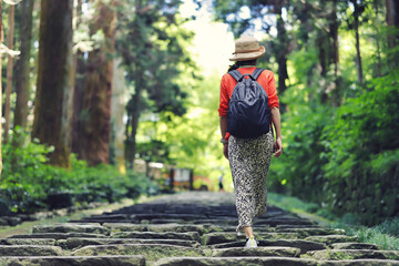 新緑の中を歩く女性