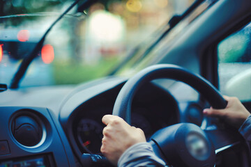 雨の中を運転する女性