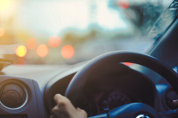 車の運転をする女性の手元