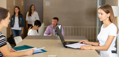 Obraz premium Two businesswomen having meeting in office