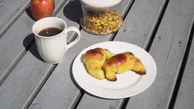 Desayunando caf&eacute; y cereales
