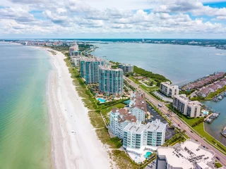 Photo sur Plexiglas Clearwater Beach, Floride Sand Key Beach and Clearwater Beach FL. Spring break or Summer vacations in Florida. Ocean beach and Resorts in US. American Coast or shore. Island in Gulf of Mexico. Aerial view of city.