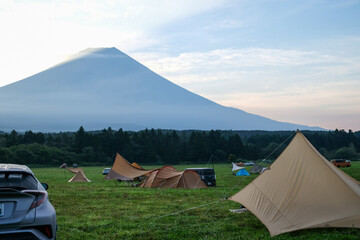 静岡県富士宮朝霧のオートキャンプ場と車
