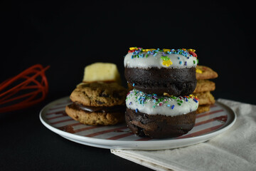 alfajores con dulce de leche y choclates, bombones
