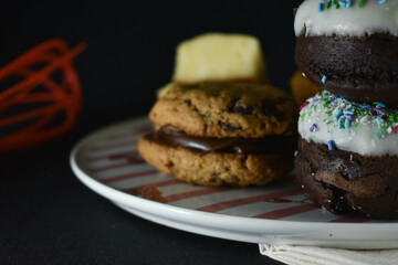 alfajores con dulce de leche y choclates, bombones