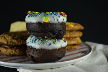 alfajores con dulce de leche y choclates, bombones